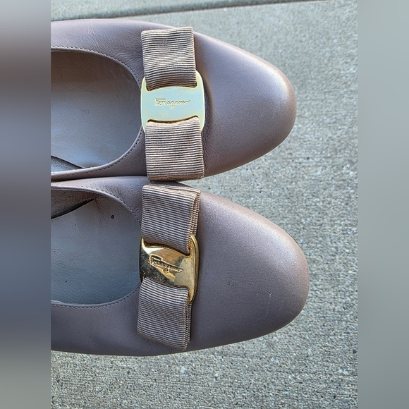 SALVATORE FERRAGAMO Vara Nuetral Leather Gold Bow Low Heels Size 9B - Picture 8 of 17